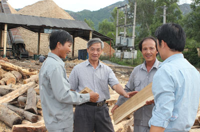 Ông Nguyễn Xuân Đông (thứ 2 từ trái qua) trao đổi công việc với người lao động.
