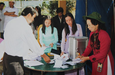 Bà Phan Thị Kim Túy (thứ 1 từ phải qua) trong một đợt đi vận động các cơ quan, doanh nghiệp, nhà hảo tâm tài trợ cho bếp ăn từ thiện