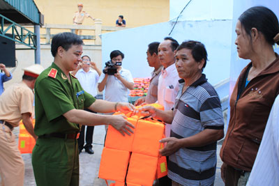 Thiếu tướng Phạm Quốc Cương trao dụng cụ nổi cứu sinh cho các chủ tàu.