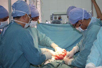 Phẫu thuật phình động mạch chủ bụng tại Bệnh viện Đa khoa tỉnh.