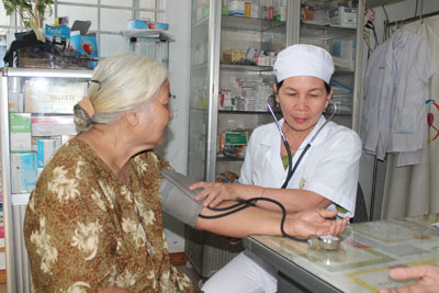 Bác sĩ Nguyễn Thị Hoa đang khám bệnh cho người dân.