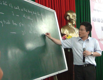 Giáo sư Ngô Bảo Châu đang trao đổi với cán bộ, giáo viên, học viên Trường Sĩ quan Thông tin.