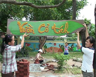 Giáo viên Trường Mầm non Hướng Dương (Cam Lâm) đang hoàn thành công trình Vườn cổ tích.