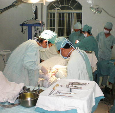 Các bác sĩ đang thực hiện một ca mổ theo quy trình “Cấp cứu tối khẩn cấp”.