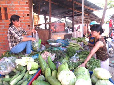 Nhờ tham gia tổ, nhóm tiết kiệm, chị Trinh đã có vốn mua bán rau, củ, quả tại chợ Phước Đồng.