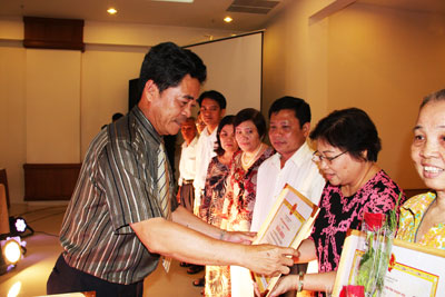 Ông Lê Thanh Quang trao bằng khen biểu dương các gia đình văn hóa tiêu biểu xuất sắc.