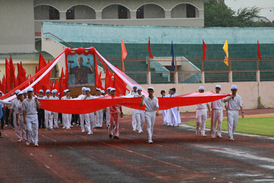  Đội Hồng kỳ tiến vào lễ đài trong nghi thức rước ảnh Bác và biểu tượng đại hội.