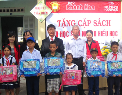   Đại diện Công ty trao cặp sách cho các em học sinh huyện Diên Khánh.
