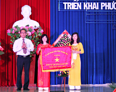  Ông Nguyễn Khắc Hà - Phó Chủ tịch UBND TP. Nha Trang trao Cờ thi đua xuất sắc của UBND tỉnh cho Trường Mầm non  8-3.