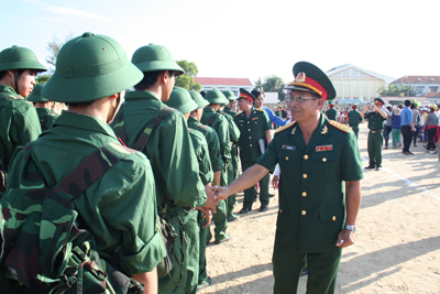 Lãnh đạo Bộ Chỉ huy Quân sự tỉnh và huyện Vạn Ninh động viên các tân binh trước giờ lên đường.