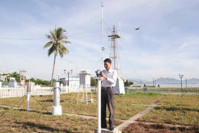 KTTV5: Anh Hoàng Văn Xuân thay giản đồ cho máy đo thời gian nắng trong ngày.