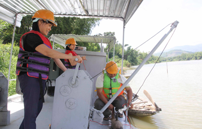 Các quan trắc viên Trạm Thủy văn Đồng Trăng thực hiện các thao tác lắp cá sắt để thả xuống lòng sông đo độ phù sa.