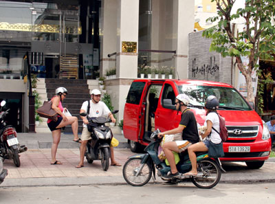 Đa số người nước ngoài không có giấy phép lái xe máy nhưng họ vẫn sử dụng xe máy như một phương tiện chính khi lưu thông ở Việt Nam.
