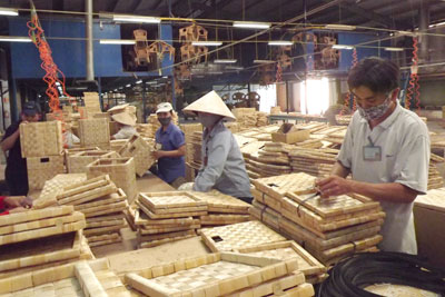 Công nhân Công ty TNHH một thành viên Rapexco Đại Nam (Khu công nghiệp Bình Tân, Nha Trang) vào ca sản xuất.