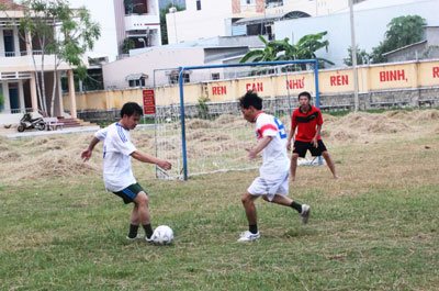Một trận đá bóng giao hữu giữa giảng viên Trường Quân sự tỉnh và học viên lớp Sĩ quan dự bị.