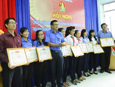  Ông Võ Hoàn Hải, Bí thư Tỉnh đoàn trao bằng khen của Hội đồng Đội Trung ương cho các tập thể xuất sắc.