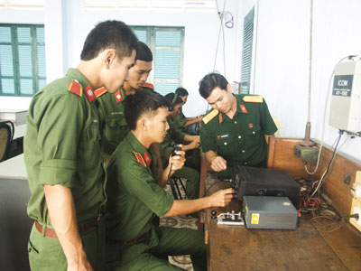  Học viên thực hành sử dụng điện đài vô tuyến điện sóng ngắn.