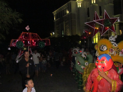 Nhiều địa điểm khác cũng tổ chức các chương trình Trung thu thú vị cho các em thiếu nhi. (Trong ảnh: Lễ hội rước đèn tại Khu du lịch Champa Islands Nha Trang)