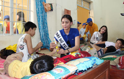 Diễm Hương và Trương Thị May tặng bánh và thăm hỏi các em nhỏ khuyết tật.