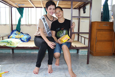 Hoàng My chụp hình lưu niệm với em Nguyễn Thị Đào. Em chia sẻ rất hạnh phúc khi được cô thăm nom.