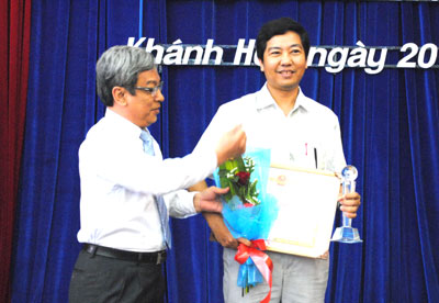  Ông Lê Xuân Thân trao giải nhất cuộc thi.
