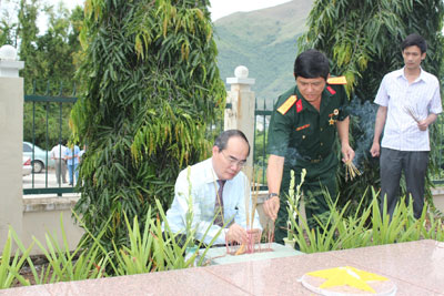 Đoàn đại biểu tham dự hội nghị dâng hương tại Nghĩa trang Liệt sĩ Hòn Dung.