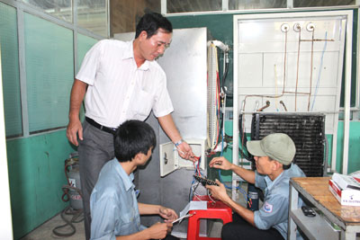 Thầy Trần Văn Chiến hướng dẫn kiến thức về máy điện lạnh cho học sinh, sinh viên.