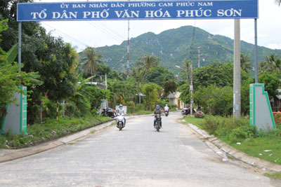 Con đường khang trang dẫn vào tổ dân phố Phúc Sơn, phường Cam Phúc Nam.