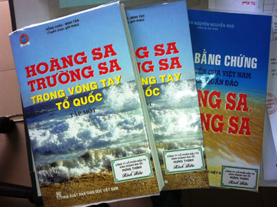   Bộ sách gồm 3 quyển, khẳng định chủ quyền của Việt Nam với 2 quần đảo Hoàng Sa, Trường Sa.