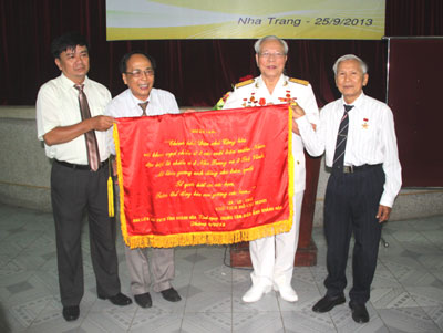 Đại diện Ban liên lạc 23-10 Khánh Hòa tặng  Trung tâm Điện ảnh bức trướng thêu nội dung thư Bác Hồ khen ngợi các chiến sĩ Nha Trang.