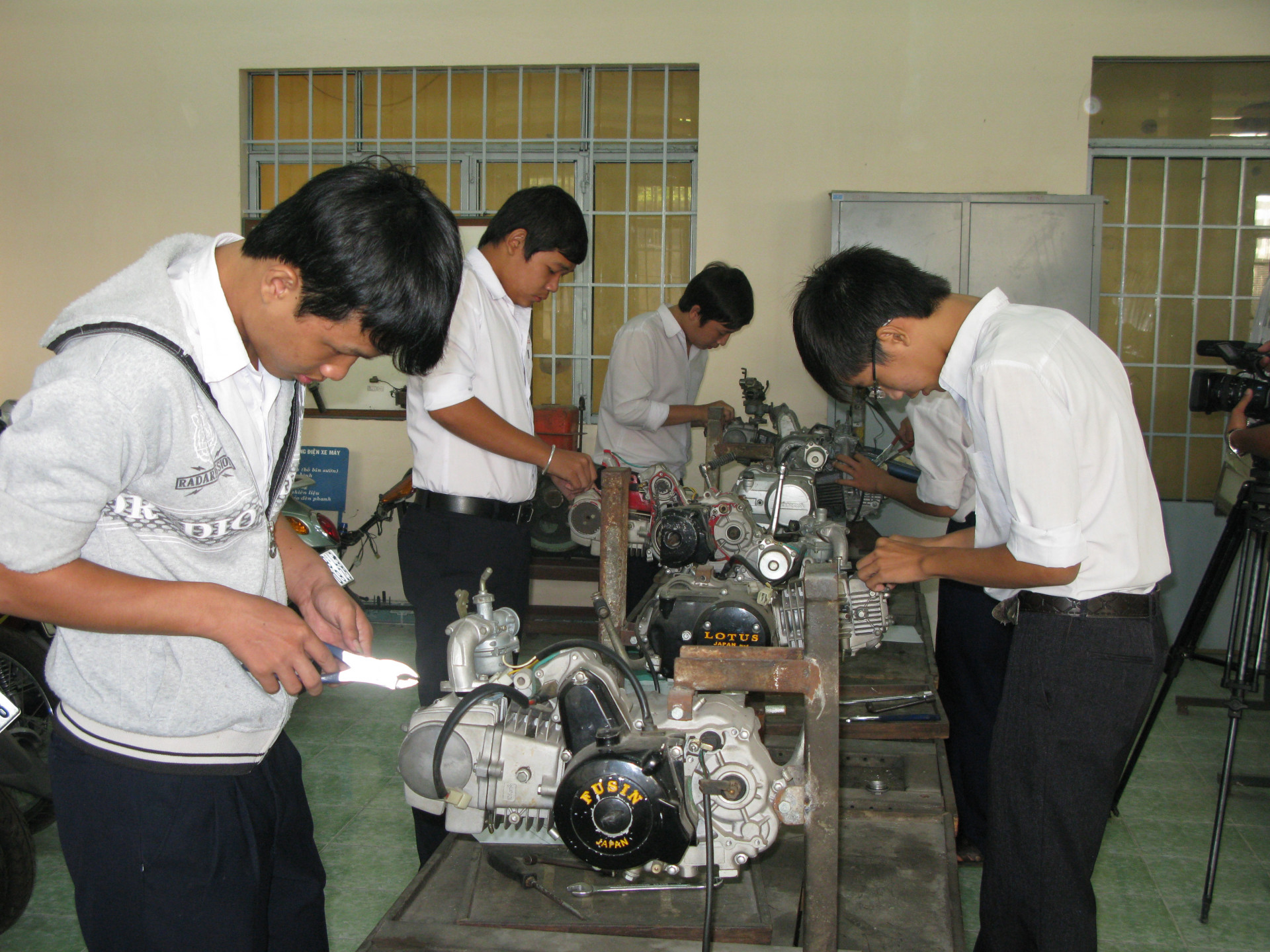 Học sinh dự thi thực hành nghề sửa xe máy.