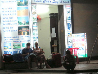 Hành khách ngồi chờ xe tại phòng bán vé xe Tân Hoàng Long. Ảnh: Thảo Ly