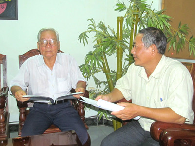 Ông Nguyễn Thụ (bìa trái) trao đổi kinh nghiệm với cán bộ Hội Nông dân.