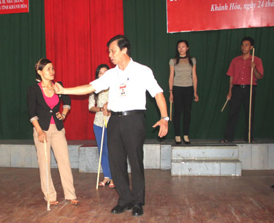 Thạc sĩ, Nghệ sĩ Ưu tú Hoàng Minh Tâm hướng dẫn các học viên về kỹ năng diễn xuất.