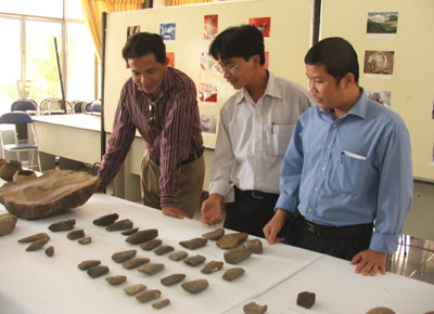 Một số hiện vật được khai quật từ di chỉ khảo cổ Vĩnh Yên (Vạn Thạnh, Vạn Ninh).