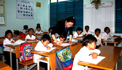 Cô Nguyễn Thị Minh Nguyệt hướng dẫn học sinh lớp 1 tập viết.