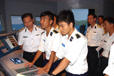 Lãnh đạo Học viện kiểm tra công tác huấn luyện của học viên tại Trung tâm mô phỏng tác chiến. 