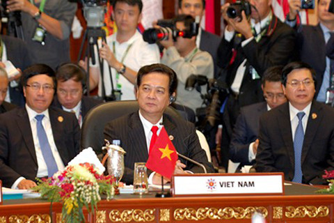 Thủ tướng Nguyễn Tấn Dũng dẫn đầu đoàn Việt Nam đã cùng các nước ASEAN và Chủ tịch ASEAN, Brunei, đóng góp vào thành công của Hội nghị cấp cao ASEAN lần thứ 23 và các Hội nghị cấp cao liên quan. Ảnh: VGP/Nhật Bắc