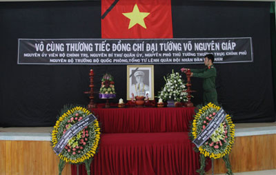 Bàn thờ Đại tướng Võ Nguyên Giáp được đặt trang trọng tại hội trường Bộ Chỉ huy Quân sự tỉnh.