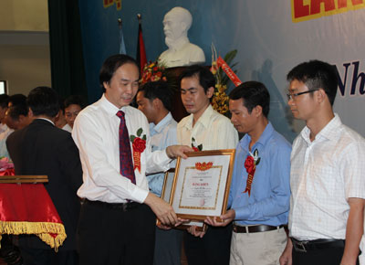  Ông Dương Đức Lân trao bằng khen cho các tác giả đạt giải.