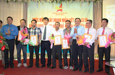 Ông Trần Sơn Hải (thứ tư từ trái sang) cùng lãnh đạo Hội Doanh nhân trẻ tỉnh trao quyết định kết nạp hội viên mới.