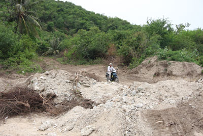  Một góc đảo Mỹ Giang bị cày xới.