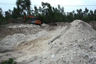 Một điểm khai thác đất cát vôi trái phép trên đảo Mỹ Giang.