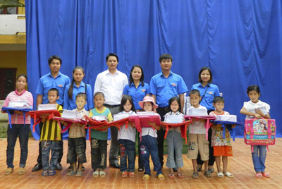 Đoàn công tác Hội đồng Đội tỉnh trao quà cho thiếu nhi huyện Hương Sơn.