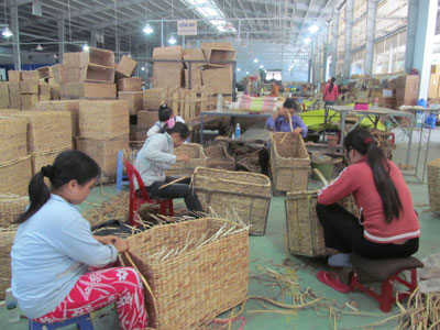 Nhiều phụ nữ nông thôn làm thêm ở Hợp tác xã Mây tre lá Vĩnh Phước (Ninh Hòa) để tăng thu nhập.