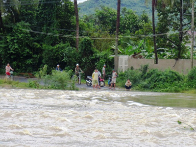 Nước tràn ngập cầu Xuân Sơn - Vĩnh Trung (TP. Nha Trang). Ảnh: Minh Thiết