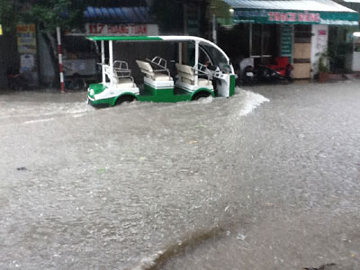 Cảnh ngập lụt trên đường Trần Nhật Duật. 