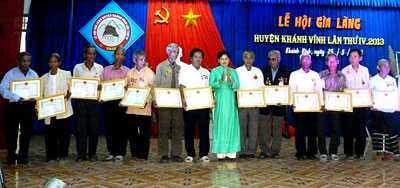 Các già làng tiêu biểu được khen tặng tại Lễ hội già làng huyện Khánh Vĩnh lần thứ 4 năm 2013. (Ảnh: CTV)