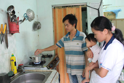 Gia đình chị Nguyễn Thị Thu Thảo chuẩn bị bữa ăn tối sau giờ tan ca.