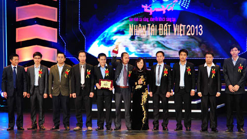 Bộ trưởng Bộ Y tế Nguyễn Thị Kim Tiến trao giải Nhì cho nhóm tác giả đến từ Công ty VASC thuộc nhóm Hệ thống sản phẩm CNTT thành công